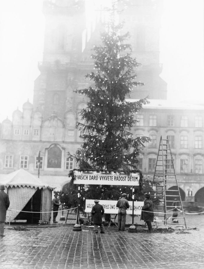 Vánoční stromek na Staroměstském náměstí v Praze. Rok 1930