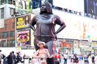 Autor k instalaci říká: „Times Square je ikonické místo setkávání, kde se protínají příběhy a zkušenosti lidí z celého světa. Smyslem mých veřejných děl je stát se součástí místa, jeho fyzické i materiální historie a návštěvníků, kteří kolem procházejí, byť jen na okamžik. Doufám, že Grounded in the Stars podnítí hlubší zamyšlení nad lidskou podstatou a kulturní rozmanitostí.“