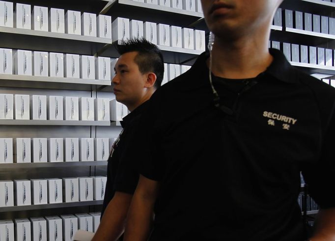 Sets of newly released iPhone 5 are displayed at an Apple Store in Hong Kong September 21, 2012. Apple Inc's iPhone 5 hit stores around the globe on Friday, with fans snapping up the device that is expected to fuel a huge holiday quarter for the consumer giant. REUTERS/Bobby Yip (CHINA - Tags: BUSINESS SCIENCE TECHNOLOGY) Published: Zář. 21, 2012, 3:24 dop.