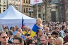 Momentka z předvolební akce spolku Milion chvilek pro demokracii nazvaná Zabraňme vládě extremistů, Staroměstské náměstí v Praze, 28. září 2025.