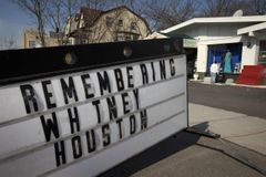 Gangy vyhlásily kvůli pohřbu Houstonové klid zbraní