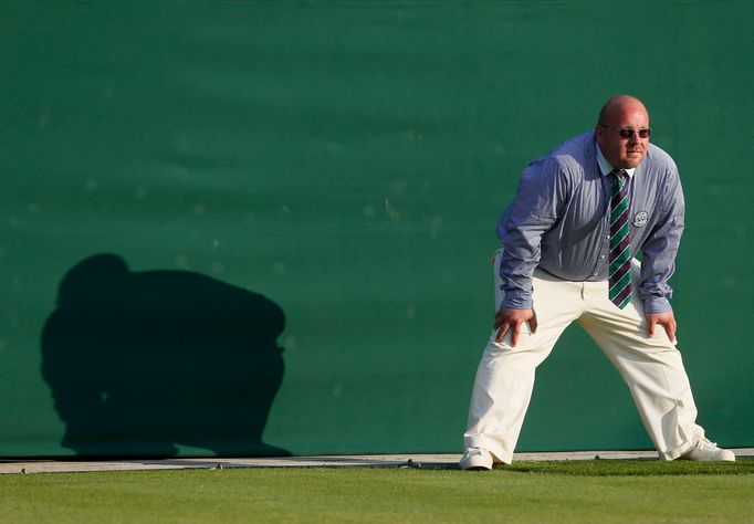 A line judge stands on court three at the Wimbledon Tennis Championships, in London June 25, 2013. REUTERS/Stefan Wermuth (BRITAIN - Tags: SPORT TENNIS)