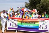Jsme rodina, stojí na vlajce v čele průvodu. Komunita gayů a leseb v Ugandě drží těsně při sobě, neboť homosexualita je v Ugandě, stejně jako v řadě dalších afrických zemí, nelegální. Hrozí za ni vězení.