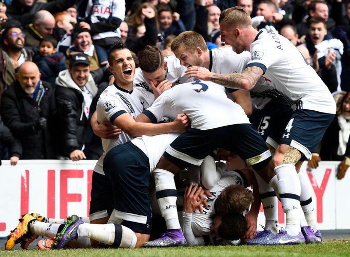 Harry Kane slaví se spoluhráči z Tottenhamu gól v síti Arsenalu.