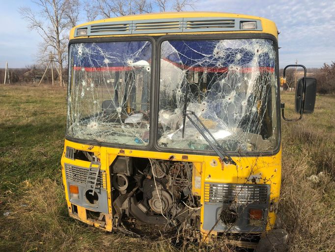 Zničené auto u silnice M20.