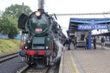 Vyjíždí ve čtvrtek 28. června z Prahy. Je tažen parní lokomotivou, vzadu pak pomáhá novější motorová.