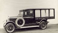 Pohřební Laurin & Klement-Škoda 120 z konce dvacátých let s již bohatým zdobeným prosklením nástavby a výkonnější osmnáctistovkou, než měl model 105.