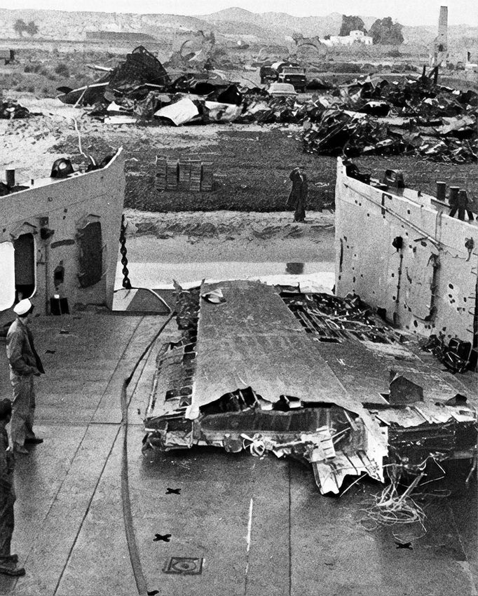 Trosky zřícených amerických letadel nad Středozemním mořem v roce 1966.