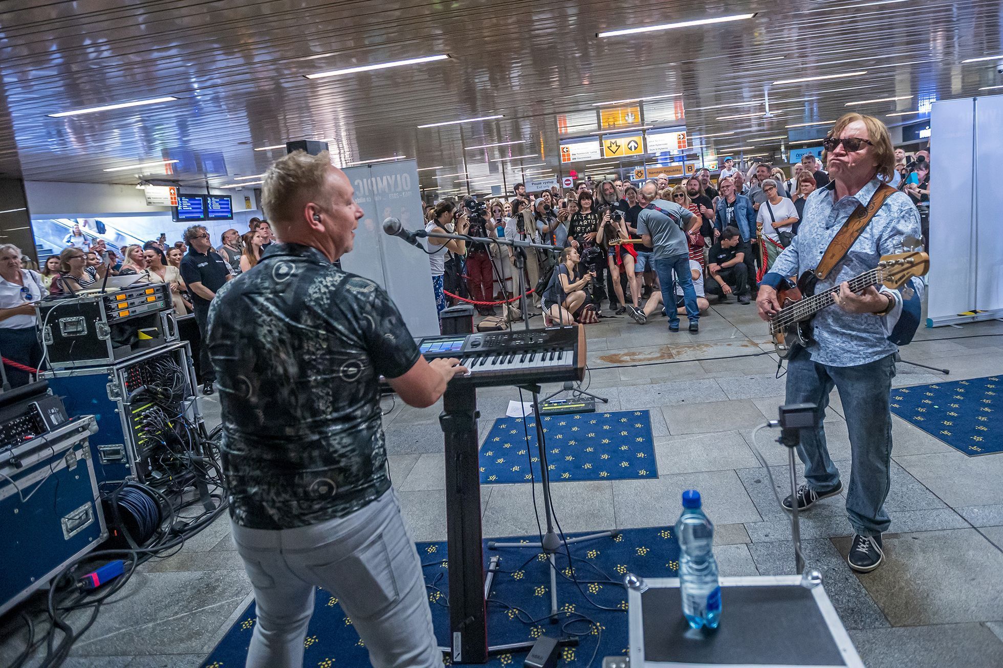 Vystoupení skupiny Olympic v pražském metru, čtvrtek 29. června 2023.