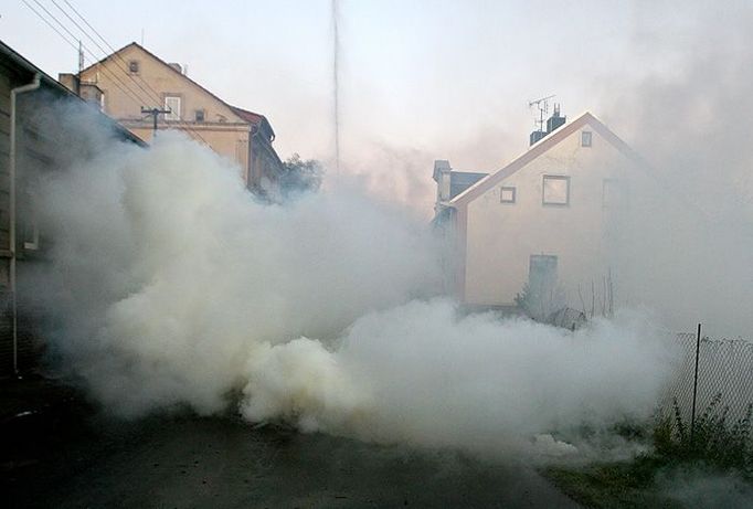 A tak přilehlou čtvrť janovského sídliště znovu zahalil hustý dým. Díky množství slzného plynu ve vzduchu se čím dál obtížněji dýchalo.