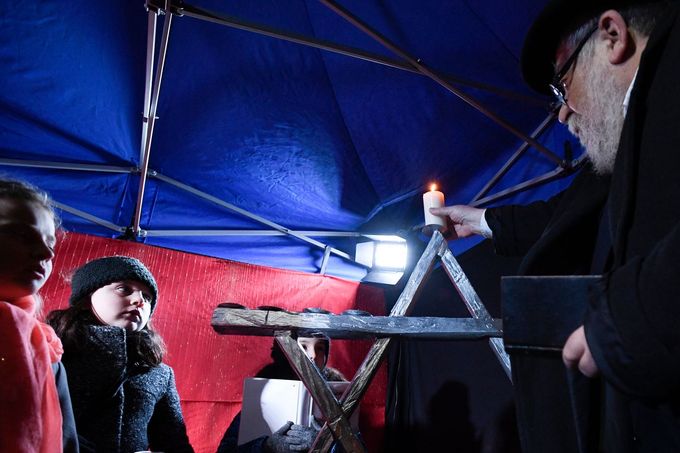 Vrchní zemský rabín Karol Sidon zapálil 22. prosince 2019 u pražského nádraží Bubny první svíci na začátku osmidenního židovského svátku chanuka čili svátku světel.