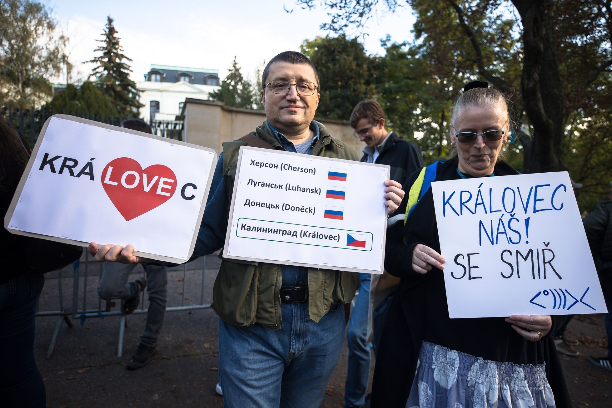 Královec, referendum o připojení, satirická akce před ruskou ambasádou