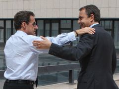 Opravdoví přátelé, nebo jen póza pro fotografa? Nicolas Sarkozy a španělský premiér José Luis Zapatero.