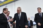 Zeman navštívil spornou šroubárnu. Ano, bude líp, vzkázal