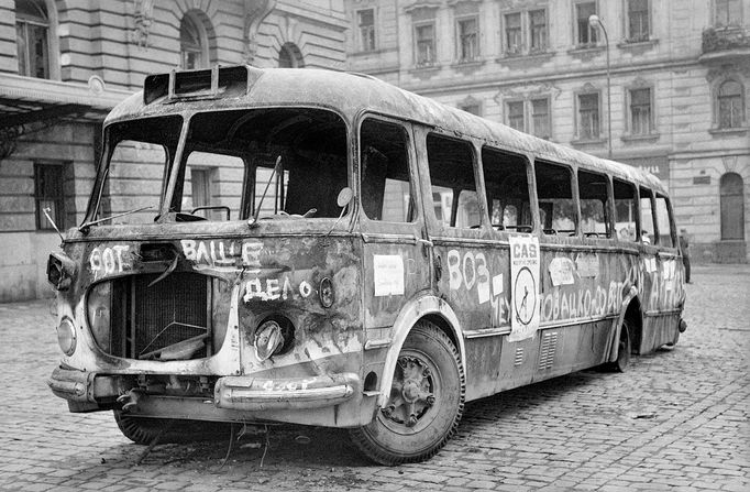 Snímek fotografa Karla Bucháčka, který pořídil v Praze během srpnové invaze vojsk Varšavské smlouvy do Československa v roce 1968.