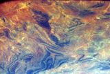 Surrealistický obraz australského vnitrozemí. Okraj jezera se na snímku EarthKAM sráží s vyprahlou skalnatou pouští.