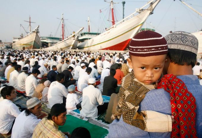 O svátku íd al-fitr jsou v muslimských zemích často vyhlašovány amnestie a utichají zbraně.