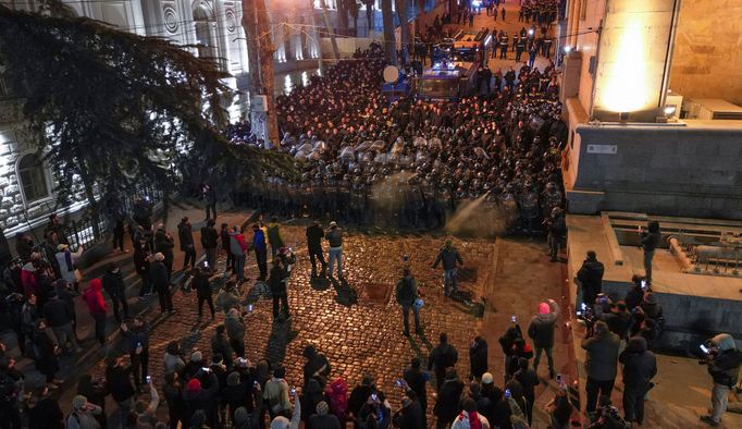 Strážci zákona zadržují muže během shromáždění proti zákonu o "zahraničních agentech" v gruzínském Tbilisi.