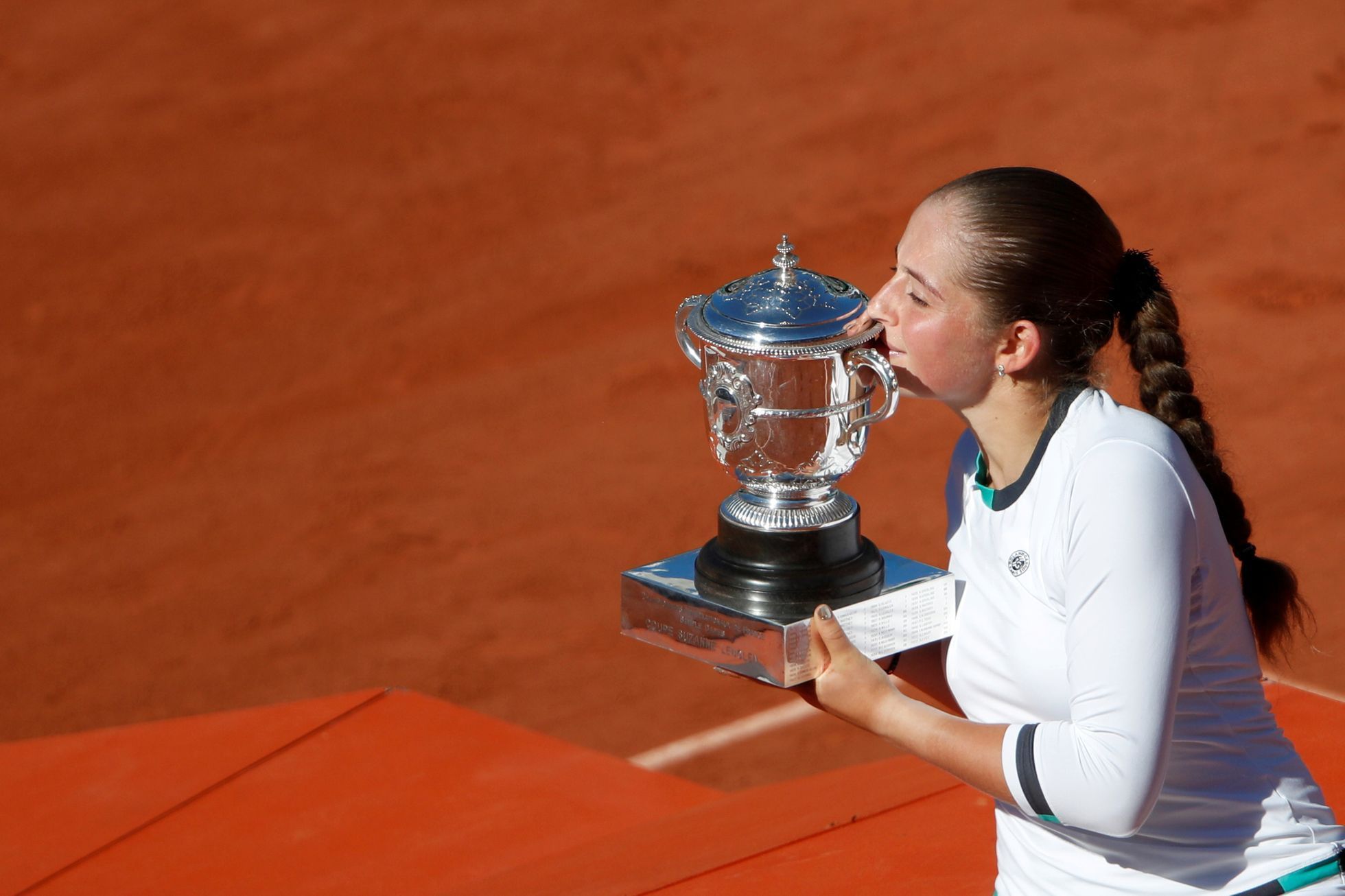 tenis, French Open 2017, Roland Garros, Jelena Ostapenková s trofejí pro vítězku