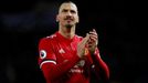 Zlatan Ibrahimovic zdraví diváky na stadionu Old Trafford