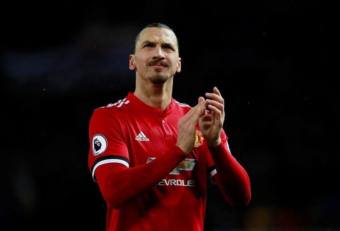 Zlatan Ibrahimovic zdraví diváky na stadionu Old Trafford