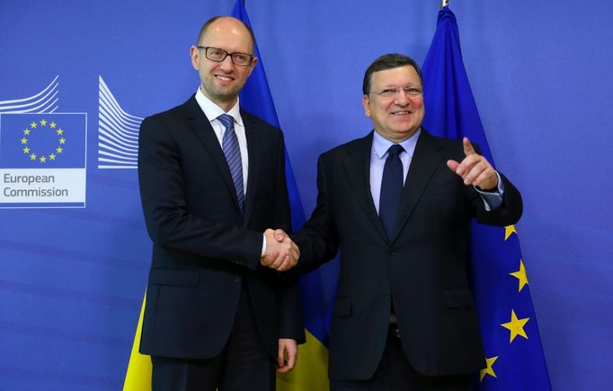 Prozatímní ukrajinský premiér Arsenij Jaceňuk a šéf Evropské komise José Manuel Barroso v Bruselu. (13. května 2014)