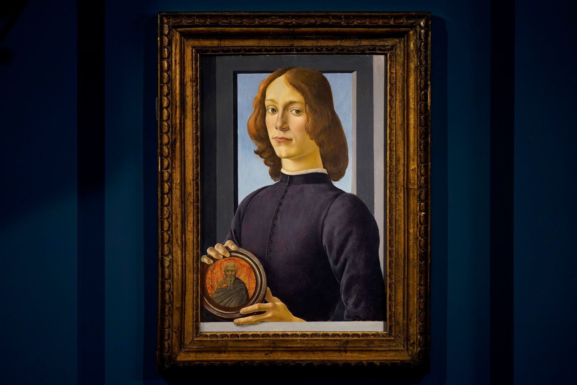 Sandro Botticelli: Portrét mladého muže držícího medailon