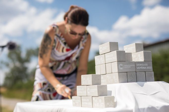 Symbolické zahájení demolice vepřína v Letech u Písku, který stál na místě koncentračního tábora pro Romy. Na místě vznikne památník holokaustu.