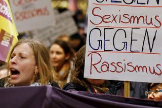 Protesty žen v Kolíně nad Rýnem po sexuálních útocích o novoroční noci.