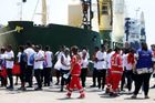 Itálie povolila vylodění z lodi Sea-Watch, na souš se dostala necelá třetina migrantů