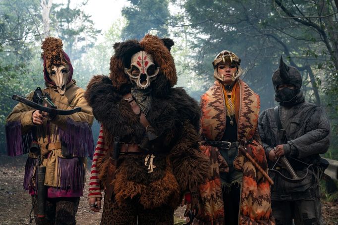 Uprostřed jsou Stefania LaVie Owenová jako Bear a Mia Artemisová coby Tiger.