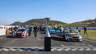 V neděli přišla na řadu další mostecká premiéra. V závodě nejvyšší kategorie cestovních vozů WTCR se na pole position premiérové jízdy postavil český pilot Petr Fulín v Cupře.