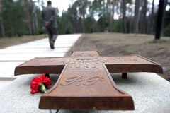 Rusové dali Polákům ránu pod pás. Z hrobů katyňských obětí zmizely polské kříže