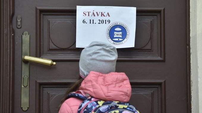 Informace o stávce u vchodu školy v Hauptově ulici v Praze-Zbraslavi, která se připojila k protestu učitelů.