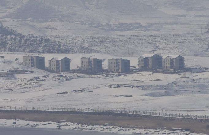 The snow-covered North Korean village of Gijungdong is seen in this picture taken from a South Korean observation post, just south of the demilitarized zone separating the two Koreas, in Paju, north of Seoul, February 6, 2013. New York under missile attack is a remote dream for impoverished North Korea, yet that is precisely what the latest propaganda video from the isolated state shows as it readies a third nuclear test. North Korea has trailed plans to carry out a third nuclear test, which experts believe is imminent. REUTERS/Lee Jae-Won (SOUTH KOREA - Tags: MILITARY POLITICS ENERGY) Published: Úno. 6, 2013, 8:07 dop.