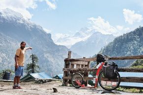 Foto: Na koloběžce po Asii. Čech vyjel na dvoukolce k Annapurnám i na břeh posvátné Gangy