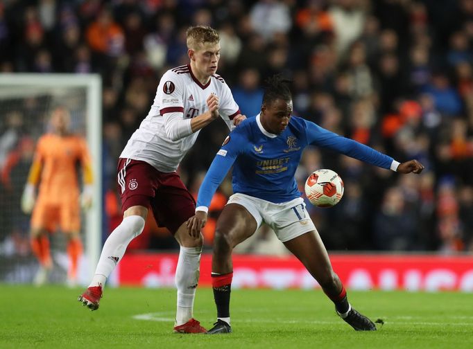 Joe Aribo a Filip Panák v zápase EL Glasgow Rangers - Sparta