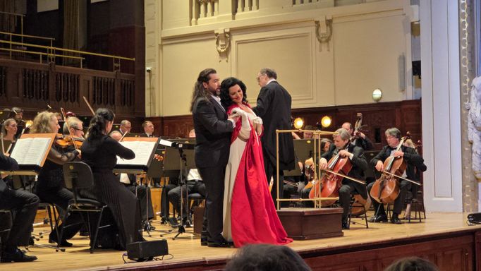 Angela Gheorghiu a Teodor Ilincai na pražském koncertu 23. března 2025.