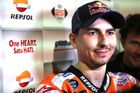 Po Yamaze a Ducati si Jorge Lorenzo letos vyzkouší další motorku z "velké trojky". Jestli dva extrémně sebevědomí Španělé pod jednou střechou přinesou týmu Repsol Honda ještě více vítězství, je otázkou. Po zkušenosti hlavně s prvním "partnerstvím" Lorenza s Rossim se může klidně stát, že ze vzájemného jiskření může ta střecha chytnout a shořet.