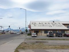 Na severozápadě od Glacier Parku je rezervace Blackfeet. Také kmen Černonožců bojuje s akloholismem, závislostí na drogách a nezaměstnaností především vzděláváním nejmladší generace.