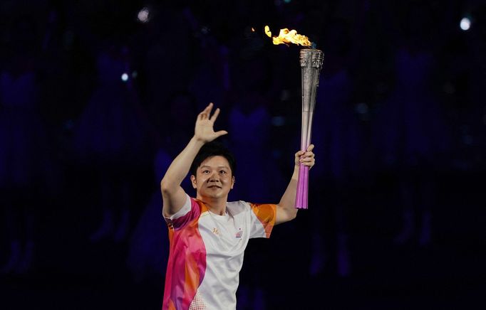 Asijské hry v Chang-čou - zahajovací ceremoniál: stolní tenista Fan Čen-tung