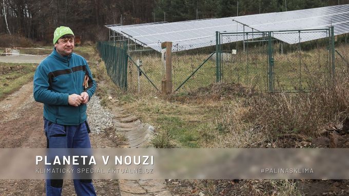 Starosta Hostětína Jaroslav Boleček postává v pracovním úboru poblíž solárních panelů.