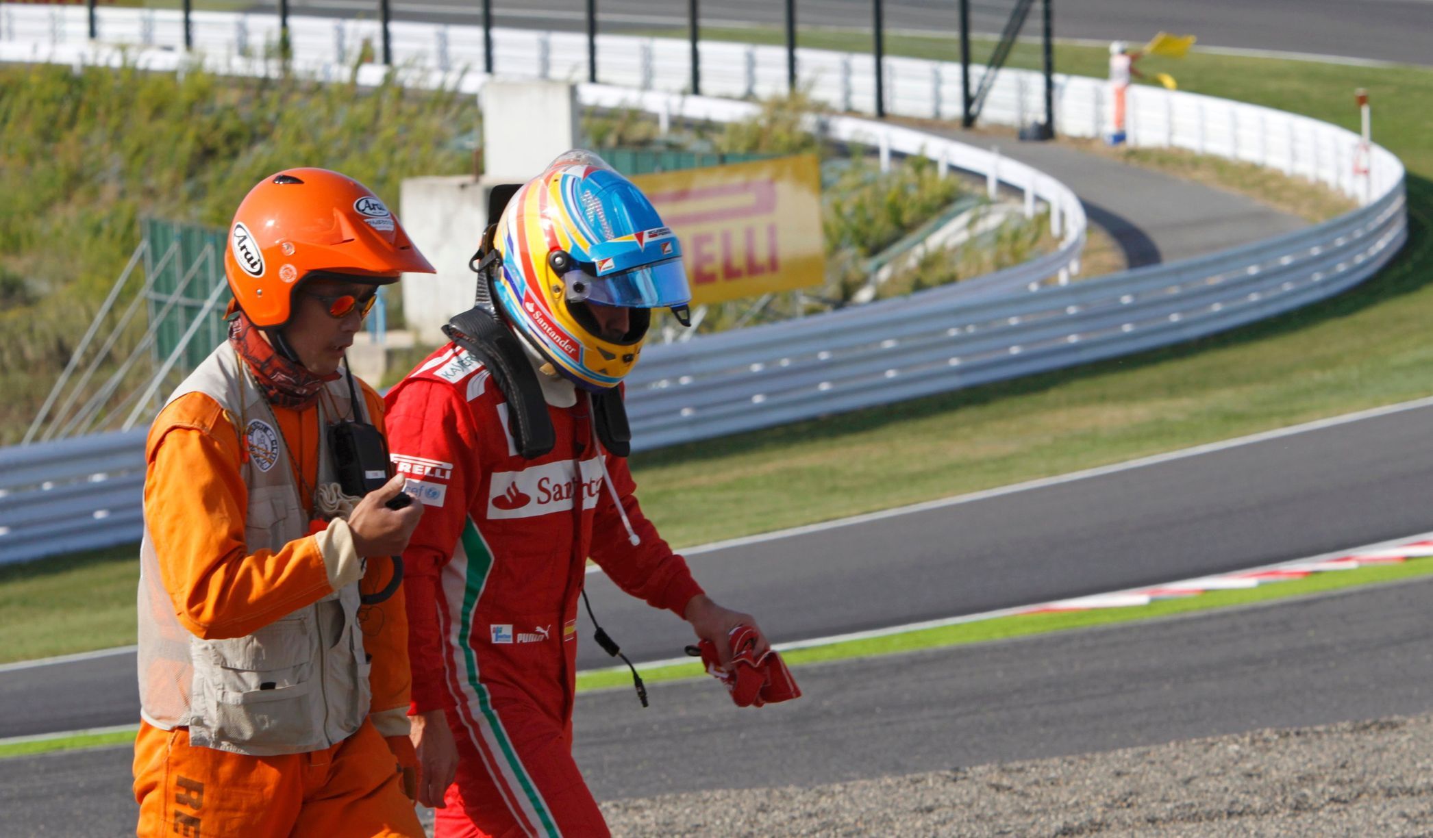 Fernando Alonso opouští závodní dráhu po havárii při VC Japonska
