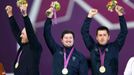 Zlatí olympijští italští lukostřelci po závodě družstev na OH 2012 v Londýně.