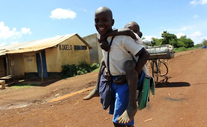 A student from Barack Obama Primary School carries his classmate as they walk from school in Kogelo village, the ancestral home of U.S. President Barack Obama, at Nyangoma Kogelo shopping centre, 430 km (367 miles) west of Kenya's capital Nairobi, November 5, 2012. Four years ago, Kogelo, and Africa in general, celebrated with noisy gusto when Obama, whose father came from the scattered hamlet of tin-roofed homes, became the first African-American to be elected president of the United States. Looking across the Atlantic to the Nov. 6 presidential election, the continent is cooler now towards the "son of Africa" who is seeking a second term. There are questions too whether his Republican rival, Mitt Romney, will have more to offer to sub-Saharan Africa if he wins the White House. To match Analysis AFRICA-USA/ELECTION REUTERS/Thomas Mukoya (KENYA - Tags: EDUCATION SOCIETY ELECTIONS POLITICS USA PRESIDENTIAL ELECTION) Published: Lis. 5, 2012, 11:23 dop.