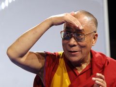 Ve středu večer přednášel dalajlama pro několik tisíc lidí v basketbalové hale Sparty na Letné. "Mám pocit, že mluvím s duchy, když vás přes světla nevidím," zahájil diskusi.