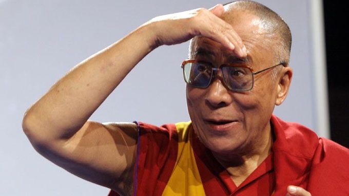 Dalajlama si prohlíží publikum v basketbalové hale Sparty Praha
