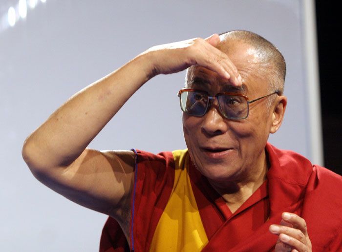 Dalajlama na přednášce v basketbalové hale
