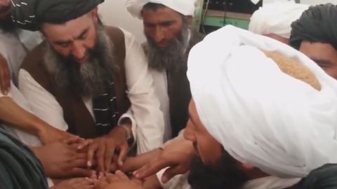 Velitelé Tálibánu měli slíbit věrnost novému vůdci. Krátce po zabití starého