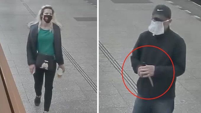 Nové záběry. Muž brutálně napadá s nožem mladé ženy v Praze, tahle mu unikla